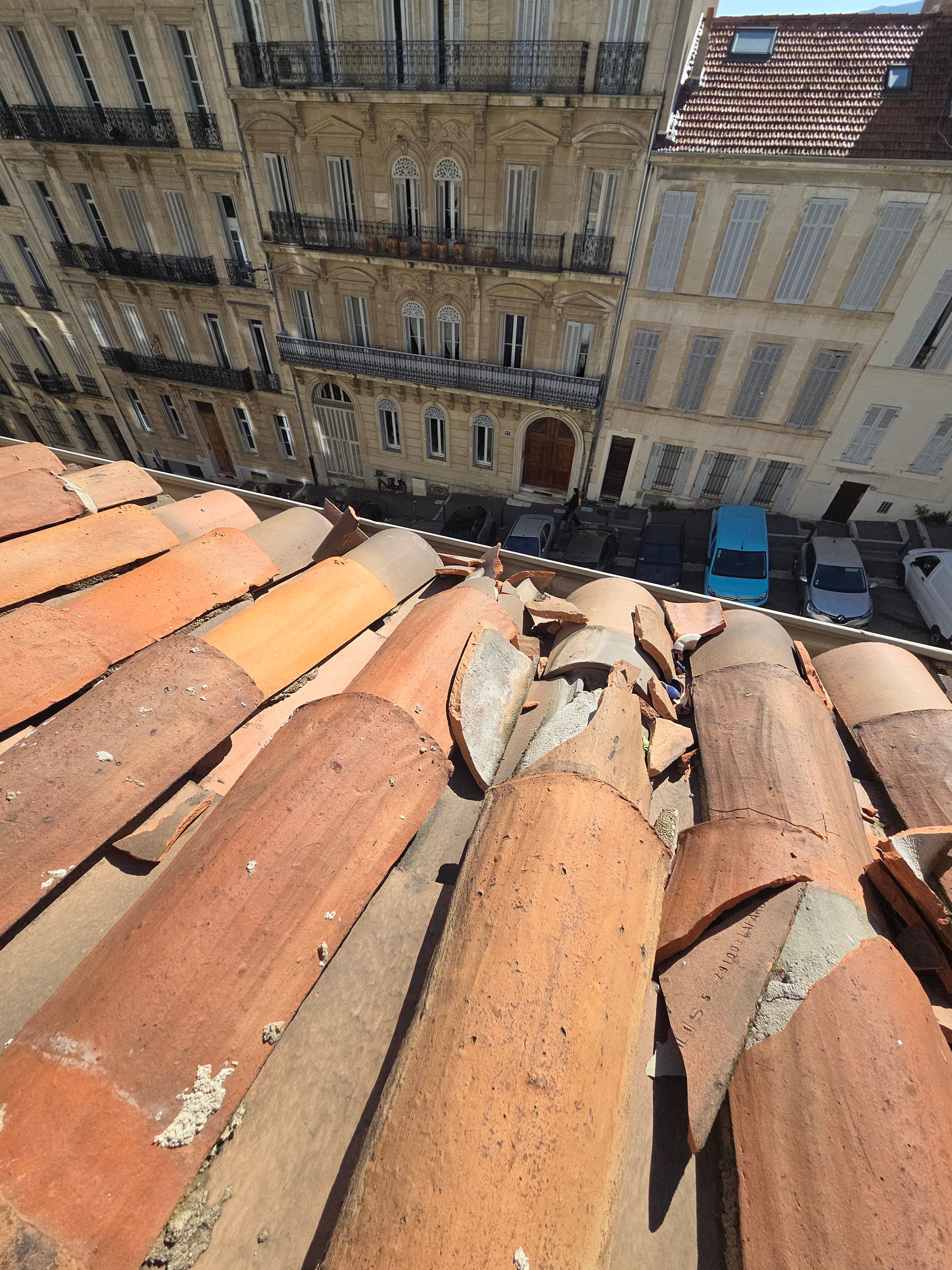 Tuiles envolée après tempête Marseille 6em